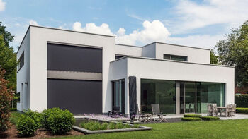 Doekzonwering houdt hitte buiten nieuwbouwvilla