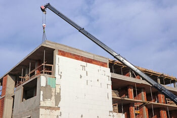 Jarenlange stijging woningbouw ondermijnd door crises