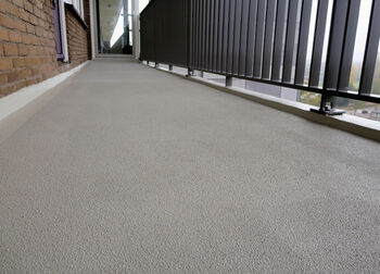 Gladheid op balkonvloeren in nieuwbouwcomplexen