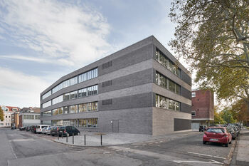 Vormstenen en verbanden verlenen façade plasticiteit