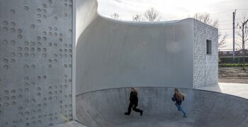 Carve integreert skaten in gevel wijkvoorziening