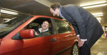 Automobilist kampt met te krappe parkeergarages
