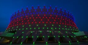 Kroon van bewegende diamanten als gevelverlichting in Azerbeidzjan