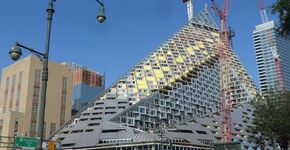 Driehoekige wolkenkrabber in beeld gebracht door drone