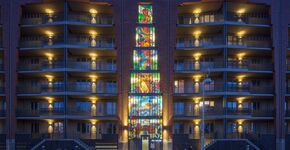 Kunstwerk in nieuwbouwcomplex in Amsterdam