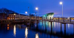 Blok opent nieuwe tijdelijke brug naar het Marineterrein in Amsterdam
