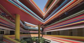 Kleurrijke basisschool in Singapore lijkt gemaakt van snoep