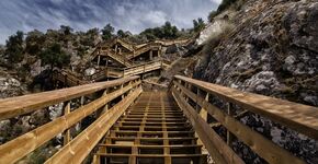 Slingerend wandelpad brengt toerist bij verborgen natuur