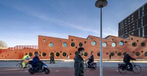 Energieneutrale ‘bijennest’-school mengt zich in het straatbeeld