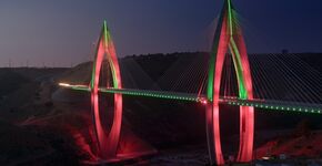 Langste tuibrug in Afrika verlicht met LED