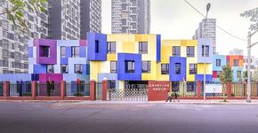 Kleurrijke blokkenschool leukt grauw Beijing op