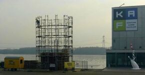 Studenten bouwen tien meter hoge toren van pallets