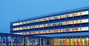 Dr. Nassau College met kleur gerestaureerd