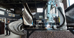 Door robots geprinte stalen brug in Amsterdamse binnenstad