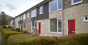 Renovatie huurwoningen Assen: gloednieuwe gevel met E-board