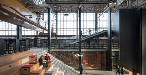 Kathedraal met industriële tinten als bibliotheek