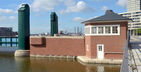 Historische Gevlebrug in Amsterdam herbouwd