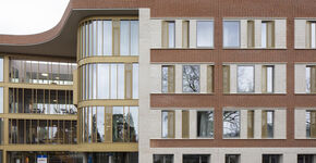 Nieuwe, open en lichte kliniek in groene omgeving