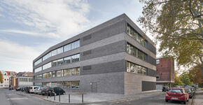 Vormstenen en verbanden verlenen façade plasticiteit