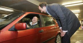Automobilist kampt met te krappe parkeergarages
